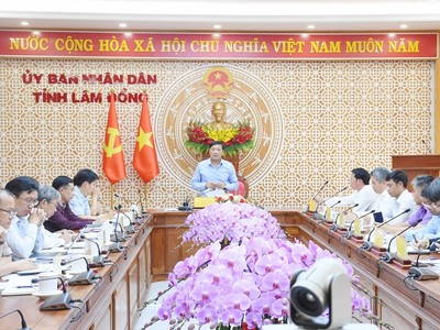 Phó chủ tịch Thường trực UBND tỉnh Lâm Đồng Lê Trọng Yên chủ trì cuộc họp nghe báo cáo tình hình triển khai và tiến độ thực hiện hai dự án Nhà máy nhiệt điện khí LNG Sơn Mỹ I, II. Ảnh: Kim Hiền