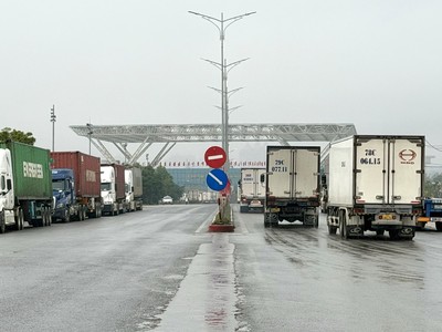 Hoạt động xuất nhập khẩu hàng hoá qua Lối thông quan cầu Bắc Luân II, phường Móng Cái 1, tỉnh Quảng Ninh. 