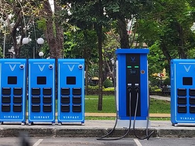 Các tủ đổi pin được lắp đặt trên vỉa hè TP.HCM