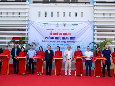Ban Giám hiệu nhà trường cùng Schneider Electric và các đối tác thực hiện nghi thức cắt băng khánh thành Phòng thực hành INET.