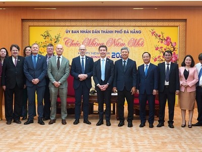 Đoàn Cao ủy Liên minh Châu Âu (EU) do ông Julien Guerrier, Đại sứ, Trưởng phái đoàn EU tại Việt Nam làm Trưởng đoàn chụp hình lưu niệm với lãnh đạo UBND TP.Đà Nẵng. Ảnh: Phương Thuận 