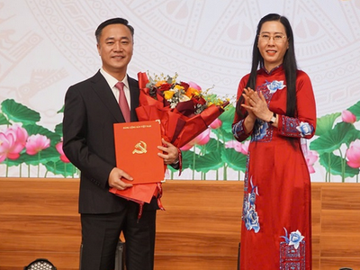 Bà Bùi Thị Quỳnh Vân, Phó Trưởng Ban Tổ chức Trung ương tặng hoa chúc mừng ông Nguyễn Việt Hùng. Ảnh: T.X 