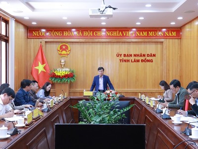 Phó chủ tịch UBND tỉnh Đinh Văn Tuấn (giữa) giao Sở Văn hóa, Thể thao và Du lịch chủ trì xây dựng tổng thể, hình thành cơ sở dữ liệu du lịch của địa phương. Ảnh: Xuân Anh