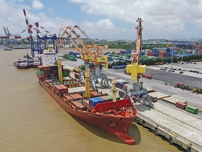 Các đơn vị cung cấp dịch vụ vận tải hàng hóa đang chịu sức ép rất lớn do giá nhiên liệu, đặc biệt là giá dầu diesel tăng cao. Ảnh: P.V