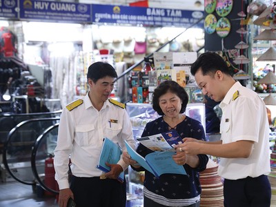 Kỳ quyết toán thuế điện tử đầu tiên của hộ kinh doanh có hạn chót vào ngày 30/4/2026. Trong ảnh: Cán bộ Thuế Hà Nội hướng dẫn, hỗ trợ các hộ kinh doanh kê khai thuế điện tử