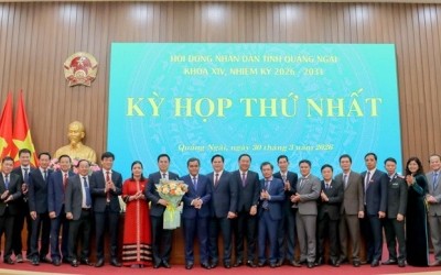 Bí thư Tỉnh ủy Quảng Ngãi Hồ Văn Niên tặng hoa chúc mừng lãnh đạo UBND tỉnh nhiệm kỳ 2026 - 2031. 