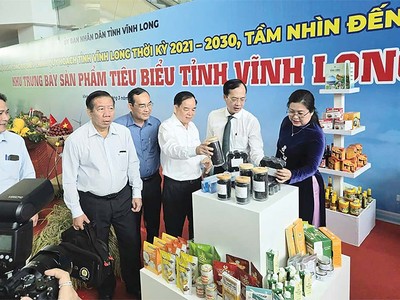 Chủ tịch UBND tỉnh Vĩnh Long Trần Trí Quang (thứ 2 từ phải qua) cùng lãnh đạo tỉnh tham quan khảo nghiệm sản phẩm tiêu biểu tại Hội nghị công bố điều chỉnh Quy hoạch tỉnh Vĩnh Long (Ảnh: P.V)