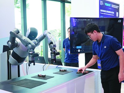 Hãng công nghệ Foxconn trưng bày mẫu robot hình người phục vụ việc sản xuất tại Diễn đàn Kinh tế mùa thu 2025. Ảnh: P.V