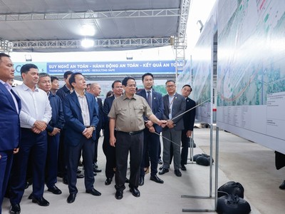 Thủ tướng nghe báo cáo về thi công dự án Cảng hàng không quốc tế Gia Bình (nhà ga VIP) tháng 3/2026 - Ảnh: VGP.