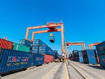 Cảng cạn là một bộ phận thuộc kết cấu hạ tầng giao thông vận tải, là đầu mối tổ chức vận tải gắn liền với hoạt động của cảng biển, cảng hàng không, cảng đường thủy nội địa, ga đường sắt, cửa khẩu đường bộ, đồng thời có chức năng là cửa khẩu đối với hàng hóa xuất khẩu, nhập khẩu bằng đường biển.