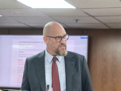 Ông Richard D. McClellan, Tổng giám đốc điều hành Trung tâm Tài chính quốc tế Việt Nam tại TP.HCM chia sẻ tại buổi họp báo.