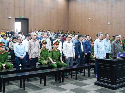 Các bị cáo bị đưa ra xét xử tại phiên tòa sơ thẩm (Ảnh: H.N) 