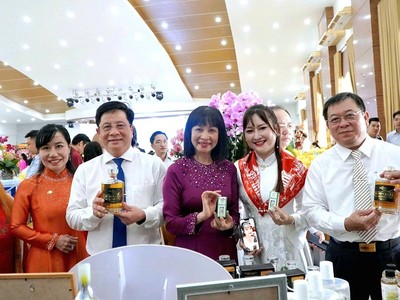 Lãnh đạo tỉnh An Giang cùng đại diện doanh nghiệp tại buổi họp mặt doanh nghiệp nhân kỷ niệm Ngày Doanh nhân Việt Nam 13/10/2025.