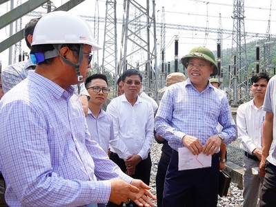 Phó Chủ tịch UBND tỉnh Quảng Trị Lê Đức Tiến (thứ hai từ phải ảnh) nghe báo cáo việc đấu nối truyền tải điện tại Trạm biến áp 220kV Hướng Tân với các dự án điện gió. Ảnh: Trường Nhật