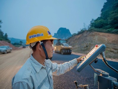 Thi công thảm bê tông nhựa tại Dự án cao tốc Đồng Đăng - Trà Lĩnh. 