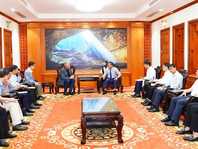 Chủ tịch Hiệp hội HunterNet Tim Owen trao đổi với Phó Chủ tịch UBND tỉnh Quảng Trị Lê Đức Tiến về các ngành mà hiệp hội mong muốn hợp tác