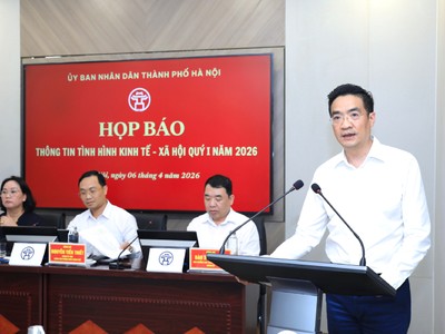 Giám đốc Sở Quy hoạch - Kiến trúc Hà Nội Nguyễn Trọng Kỳ Anh trao đổi thông tin tại họp báo.