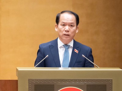 Bộ trưởng Bộ Tư pháp Hoàng Thanh Tùng trình bày tờ trình dự án luật. 