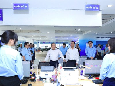 Chủ tịch UBND TP. Hà Nội Vũ Đại Thắng kiểm tra công tác phục vụ người dân, doanh nghiệp tại Trung tâm Phục vụ Hành chính công TP. Hà Nội.