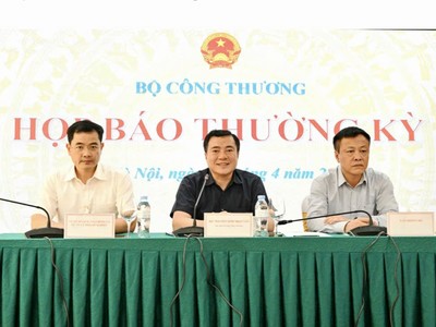 Lãnh đạo Bộ Công thương tại họp báo thường kỳ quý I/2026, chiều 9/4. 
