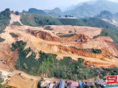 Thi công Dự án cao tốc Hòa Bình - Mộc Châu đoạn tuyến qua địa phận xã Tô Múa. (Ảnh: Báo Sơn La).