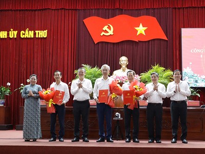 Lãnh đạo TP. Cần Thơ chúc mừng ông Lê Thanh Tâm (thứ 2 từ trái qua), ông Đỗ Thanh Thảo (thứ 4 từ trái qua) và ông Châu Việt Tha (thứ 5 từ trái qua). Ảnh: NH.N