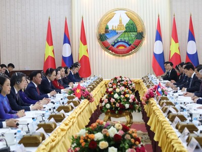 Thường trực Ban Bí thư Trần Cẩm Tú hội kiến Thủ tướng Lào 