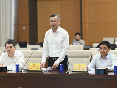 Bộ trưởng Bộ Tài chính Ngô Văn Tuấn trình bày tờ trình về dự thảo Nghị quyết. Ảnh: Lâm Hiển. 