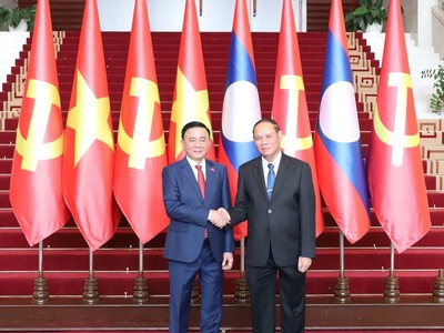 Đồng chí Thường trực Ban Bí thư Đảng Nhân dân Cách mạng Lào Vi-lay La-khăm-phong và đồng chí Thường trực Ban Bí thư Trần Cẩm Tú chụp ảnh chung tại Lễ đón.