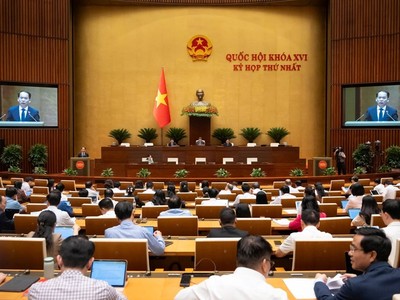 Quốc hội nghe tờ trình về Luật sửa đổi, bổ sung một số điều của Luật Công chứng. 