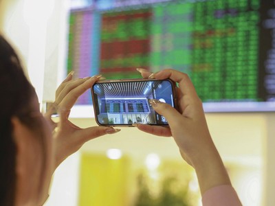 Dự báo, nhóm chứng khoán sẽ đóng vai trò dẫn dắt, tiếp đến là nhóm đầu tư công, bất động sản và thép