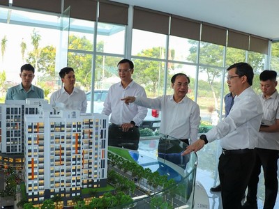 Đoàn công tác Bộ Xây dựng do Thứ trưởng Nguyễn Văn Sinh làm Trưởng đoàn kiểm tra công tác triển khai các dự án nhà ở xã hội tại Đà Nẵng. Ảnh: Bộ Xây dựng