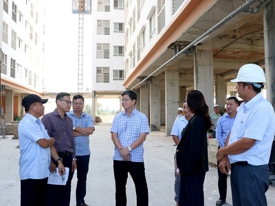 Phó chủ tịch UBND tỉnh Lâm Đồng Nguyễn Hồng Hải (giữa) kiểm tra Dự án Khu nhà ở cho công nhân Khu công nghiệp Hàm Kiệm II. Ảnh: T.T Dân