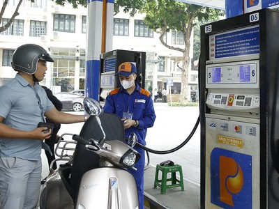 Trạm xăng tại Việt Nam giữa bối cảnh thị trường năng lượng toàn cầu biến động với giá xăng duy trì ở mức thấp so với khu vực 