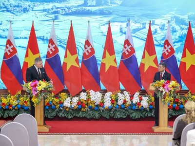 Thủ tướng Lê Minh Hưng và Thủ tướng Robert Fico gặp gỡ báo chí - Ảnh: VGP/Nhật Bắc