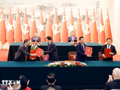 Lễ ký Bản ghi nhớ hợp tác giữa Ban Tổ chức Trung ương Đảng Cộng sản Việt Nam và Ban Tổ chức Trung ương Đảng Cộng sản Trung Quốc và ký Bản ghi nhớ giữa Bộ Xây dựng Việt Nam và Ủy ban Phát triển và Cải cách Quốc gia Trung Quốc về triển khai hợp tác đào tạo đường sắt để tăng cường năng lực cho nhân lực đường sắt Việt Nam. (Ảnh: Thống Nhất/TTXVN)