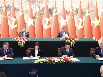 Bộ trưởng Bộ Công thương Lê Mạnh Hùng và Bộ trưởng Bộ Thương mại Trung Quốc Vương Văn Đào ký kết các bản ghi nhớ hợp tác sản xuất, chuỗi cung ứng và thúc đẩy thương mại. 