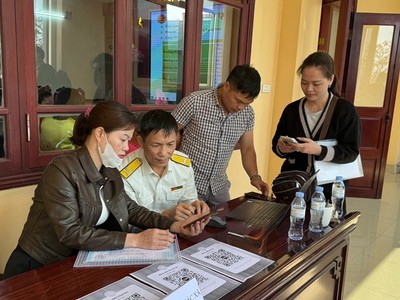 Công chức Thuế tỉnh Lạng Sơn hỗ trợ hộ kinh doanh kê khai thuế thu nhập. Ảnh: HV.