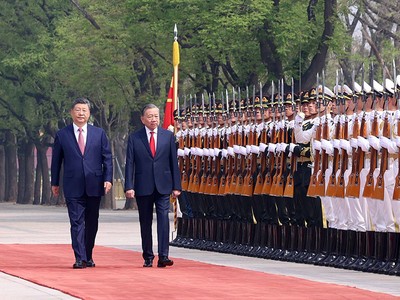 Sáng 15/4/2026, tại Đại lễ đường Nhân dân ở Thủ đô Bắc Kinh, Tổng Bí thư, Chủ tịch nước Trung Quốc Tập Cận Bình và Phu nhân chủ trì Lễ đón trọng thể Tổng Bí thư, Chủ tịch nước Tô Lâm và Phu nhân thăm cấp Nhà nước đến Trung Quốc theo nghi thức cao nhất dành cho nguyên thủ quốc gia. Ảnh: Thống Nhất (TTXVN)