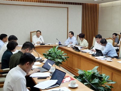 Phó Thủ tướng Thường trực Phạm Gia Túc làm việc với Bộ Xây dựng về thực hiện cắt giảm, đơn giản hóa thủ tục hành chính (TTHC), điều kiện kinh doanh - Ảnh: VGP.