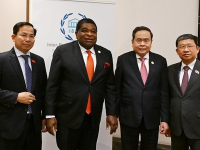 Chủ tịch Quốc hội Trần Thanh Mẫn và Tổng Thư ký IPU Martin Chungong cùng các đại biểu.