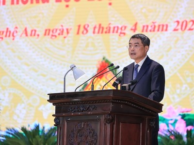 Thủ tướng Lê Minh Hưng nhiệt liệt chúc mừng những thành tích đặc biệt xuất sắc, đóng góp to lớn của lực lượng vũ trang Quân khu 4 cho Quân đội nhân dân Việt Nam anh hùng - Ảnh: VGP.