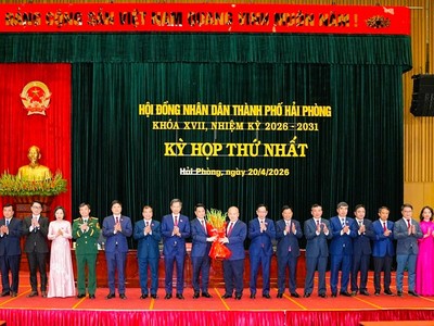 Ông Lê Ngọc Châu, Uỷ viên Trung ương Đảng, Bí thư Thành uỷ, Trưởng Đoàn Đại biểu Quốc hội thành phố Hải Phòng tặng hoa chúc mừng các đồng chí lãnh đạo và Uỷ viên UBND thành phố nhiệm kỳ 2026 - 2031