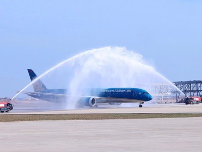 Chuyến bay chở khách đầu tiên do Vietnam Airlines khai thác hạ cánh tại Cảng hàng không quốc tế Long Thành vào ngày 19/12/2025.