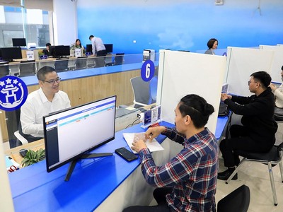 Giải quyết thủ tục hành chính cho người dân tại Trung tâm Phục vụ hành chính công Hà Nội. 