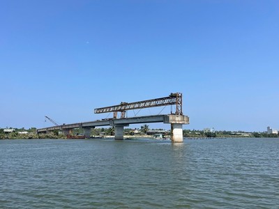 Dự án Cầu Tam Tiến và đường dẫn có tổng vốn đầu tư 220 tỷ vẫn dang dở sau 7 năm thi công. 