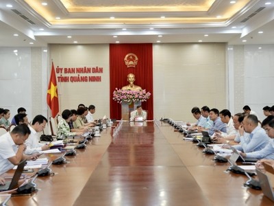 Ông Bùi Văn Khắng, Chủ tịch UBND tỉnh Quảng Ninh chủ trì cuộc họp. Ảnh: Đỗ Phương