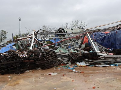 Nhà xưởng của Công ty TNHH TMDV Phước Tiến tại Khu công nghiệp Phú Tài , tỉnh Gia Lai bị thiệt hại do cơn bão số 13. Ảnh: Thùy Trang 