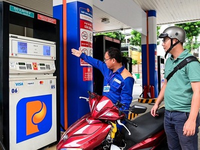 Giá xăng dầu trong nước hạ nhiệt, tạo điều kiện cho hoạt động sản xuất, kinh doanh và tiêu dùng. 