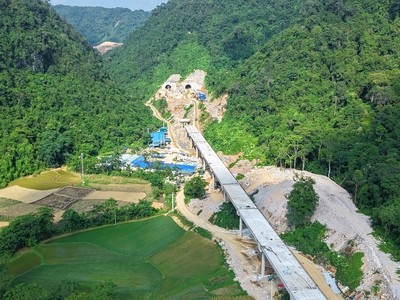 Một đoạn công trường thi công cao tốc Đồng Đăng - Trà Lĩnh. 
